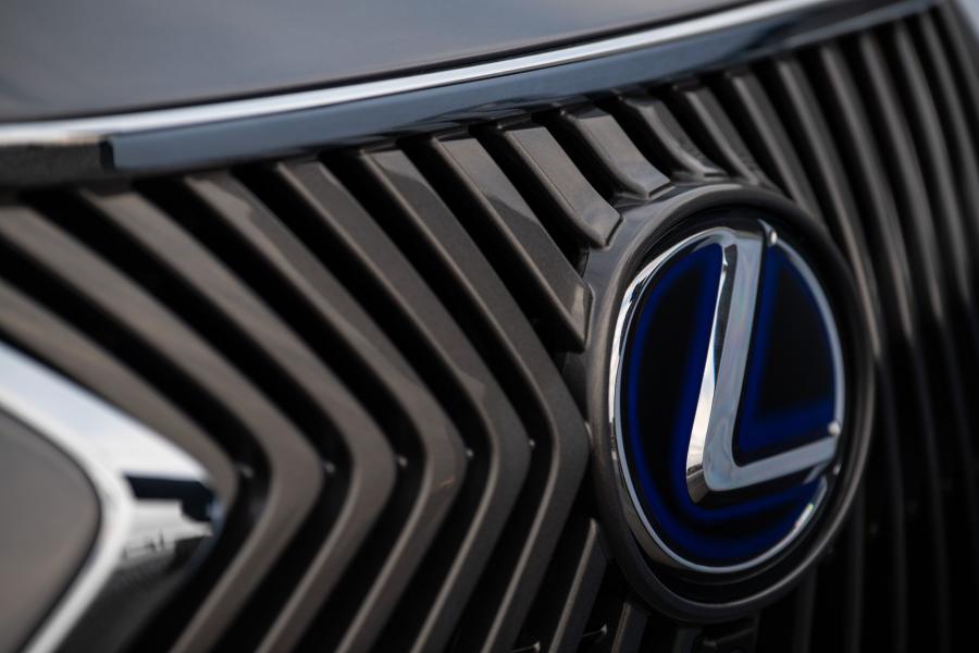 Логотип Lexus ES300h 2019 года  (UK) (фото 18 из 30)